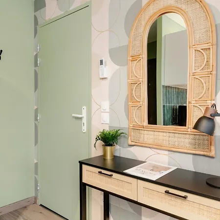 Vue Sur Le Palais - Gare Congres - Parking - T3 *